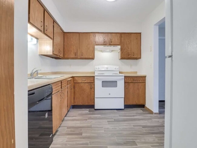 Building Photo - 3 Bedroom Apartment with new flooring and ...