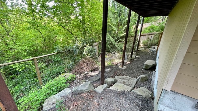 Building Photo - Large 2 Bedroom 2.5 Bath Home With Fenced Yard & Wrap Around Deck in Clearwood Community! Lake, T...