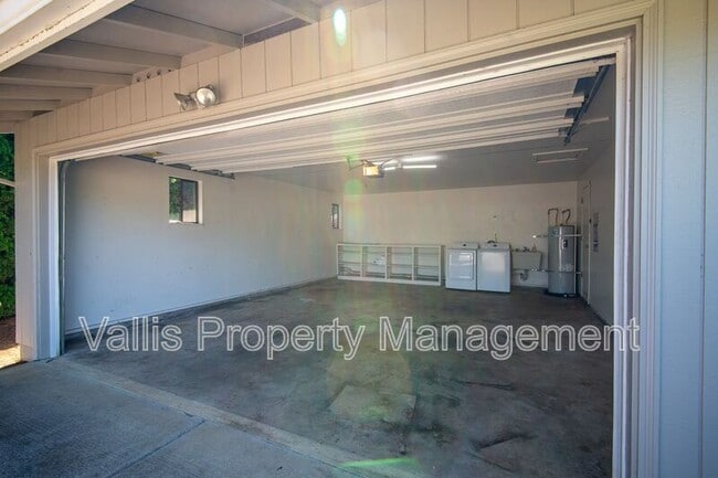 Building Photo - 191 NE Fern Ct