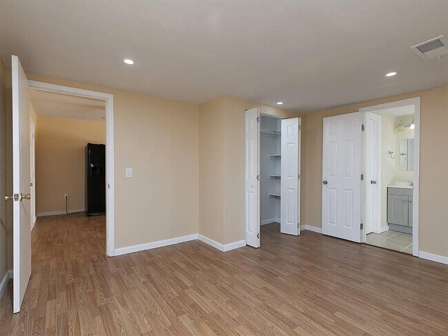 Building Photo - 16 Huntcliff Dr