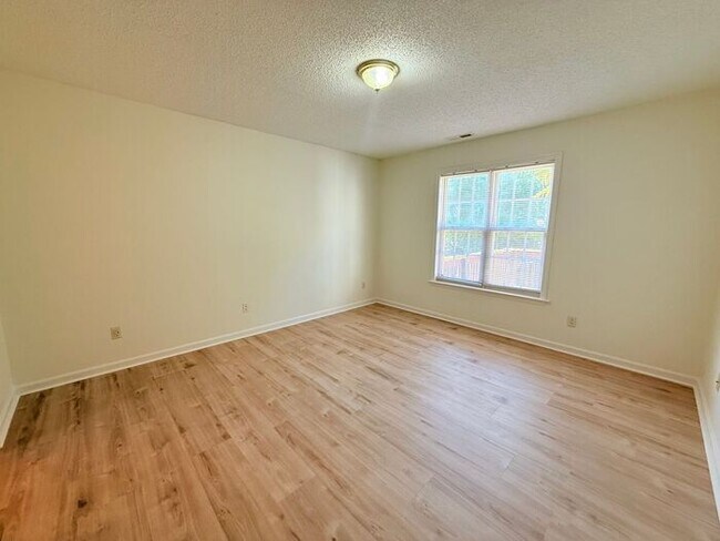 Building Photo - 1529 Crag Burn Ln