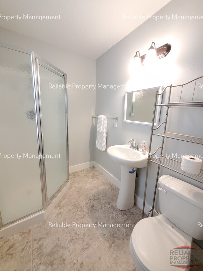 Building Photo - 381 W 1st S