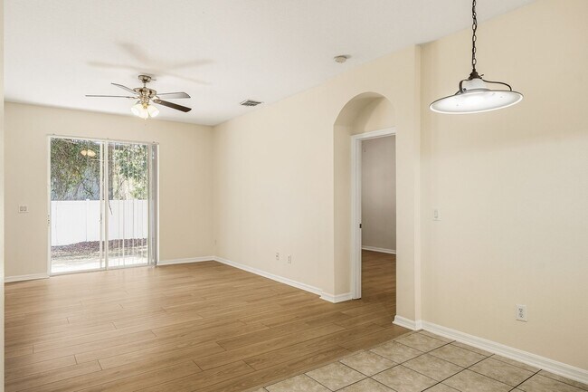 Building Photo - Cozy 4/2 Home Nestled in a Gated Community