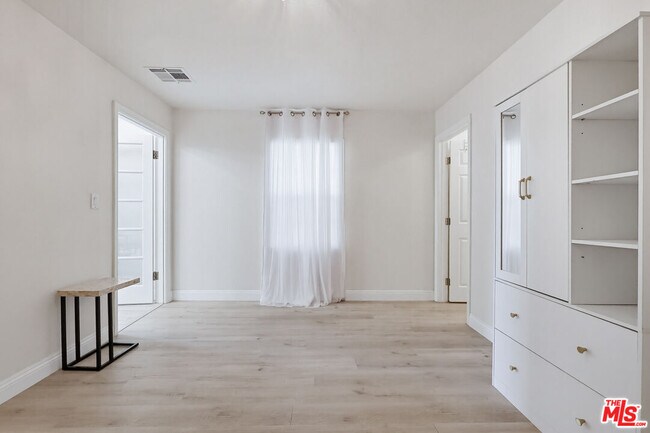 Building Photo - 9209 Paramount Blvd