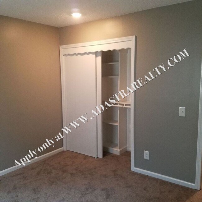 Building Photo - Gorgeous 3 Bedroom Duplex in Olathe-Availa...