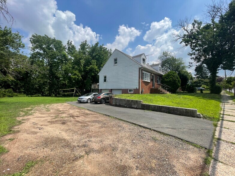 Primary Photo - 1065 Sayre Rd