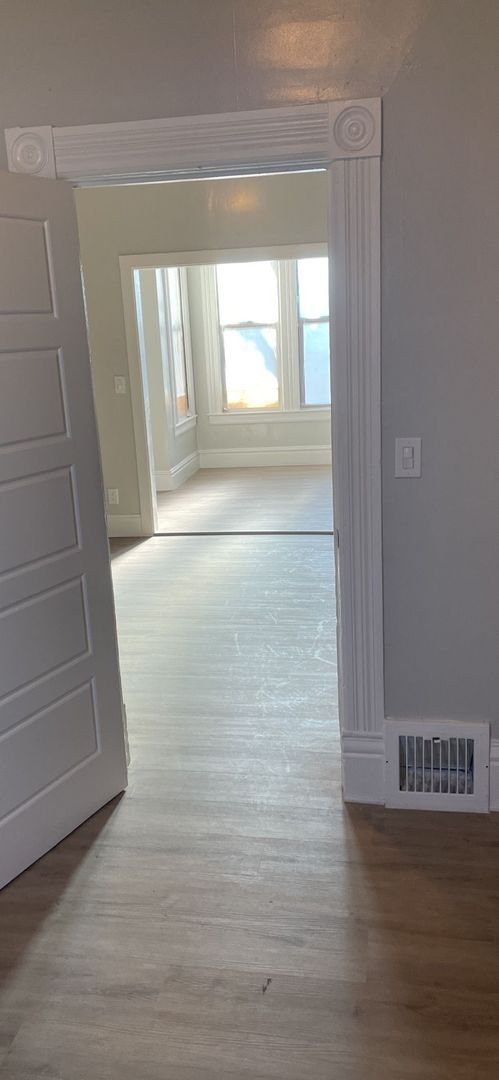 Building Photo - Cute & Clean 1 bedroom & 1 Bathroom