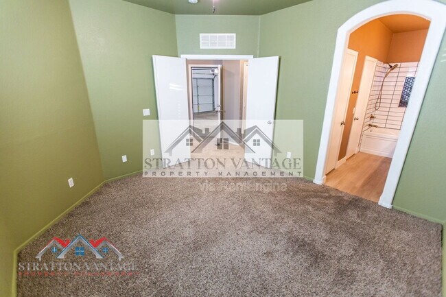 Building Photo - 1131 E Ferrara St