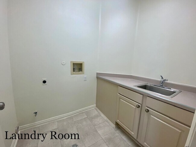 Building Photo - SPACIOUS HOME FOR RENT!