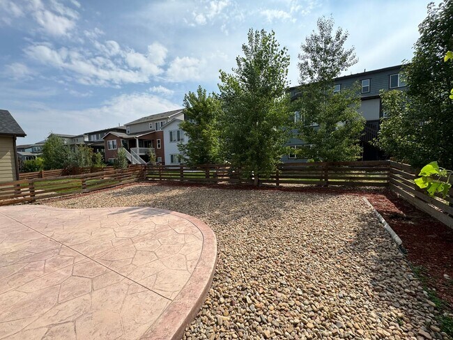 Building Photo - Well maintained Home with 4 bedrooms 3 bat...