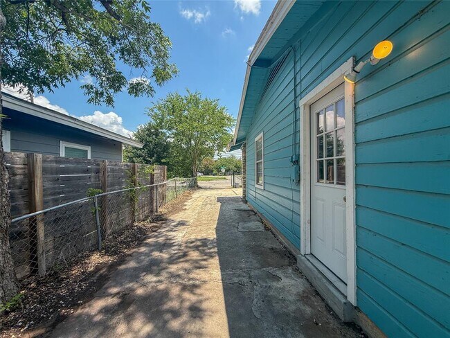 Building Photo - 1412 Vargas Rd