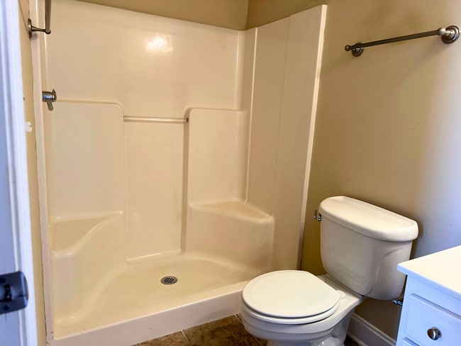 Building Photo - Upper Level Apartment in Wyndhurst with Gr...