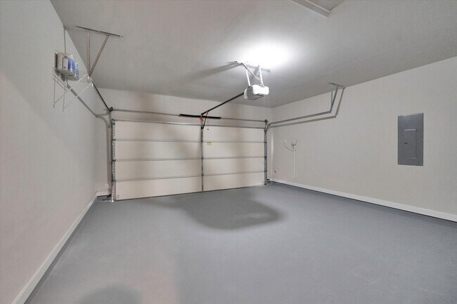 Building Photo - 8102 Sutton Crest Dr