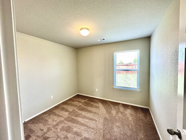 Building Photo - 1600 Scotland Dr