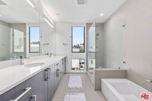 Building Photo - 1243 N Gower St