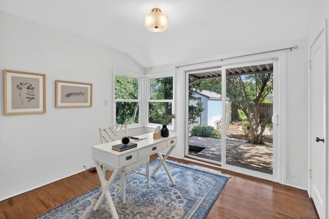 Building Photo - 2 bedroom | 1 bathroom | Single family in East Sac