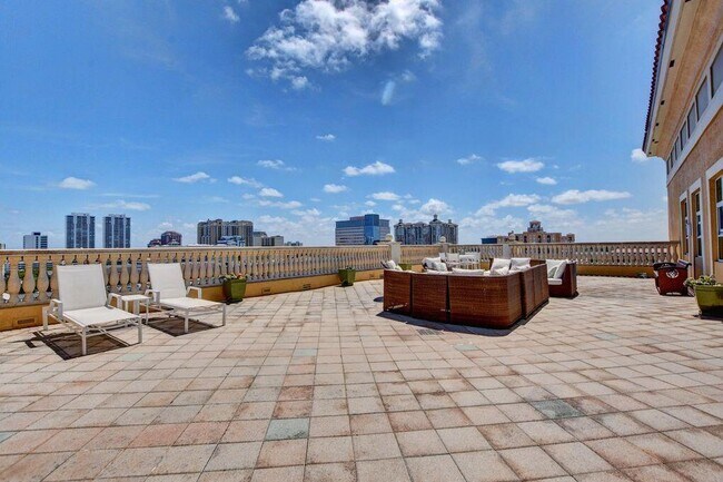Building Photo - 403 S Sapodilla Ave