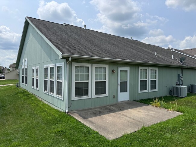 Building Photo - Large 2 bedroom duplex in Shawnee Heights ...