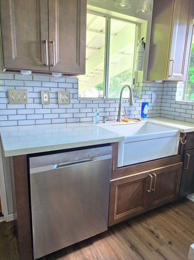 Building Photo - Available Now | Furnished 2BD/1BA Home in Hawaiian Paradise Park