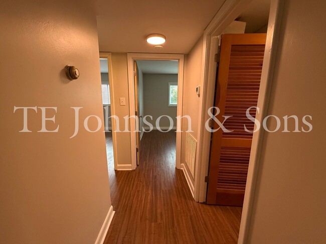 Building Photo - 2 Bedroom Salem View Apartment!