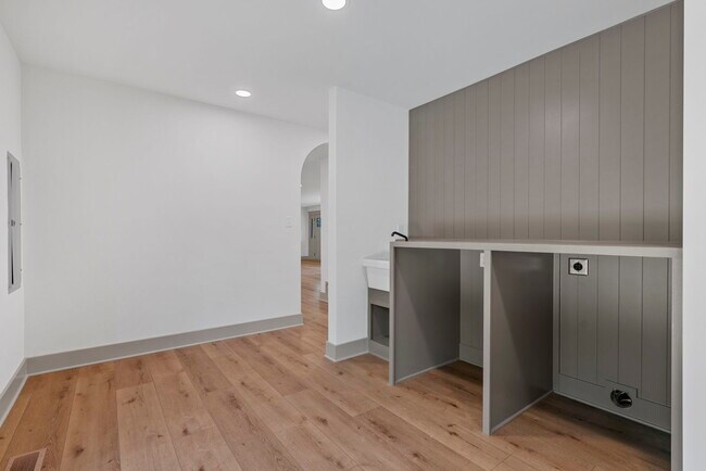 Building Photo - 460 Hilltop Trail