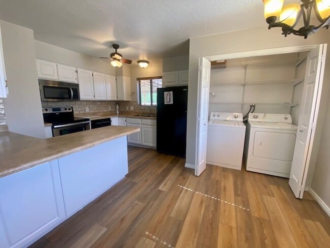 Building Photo - REMODELED TOWNHOME FOR RENT!