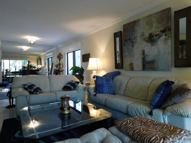 Building Photo - 9285 Vista del Lago