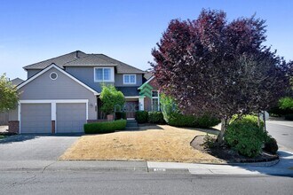 Building Photo - 4 BED & 2.5 BATH FOR RENT