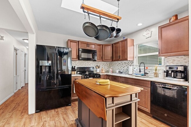 Building Photo - Beautifully updated 3 bedroom 2 bath home ...