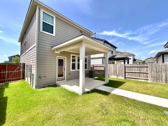 Building Photo - Spacious 3/BR 2.5/BA Home with Modern Fini...
