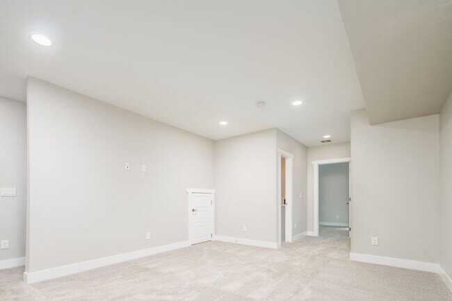 Building Photo - Modern 3 bed / 4 bath, 3 story townhome!