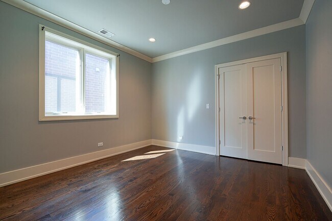 Building Photo - PRICE REDUCED!! Luxury 3BR/2BA Condo (Parking Included) – Prime Hyde Park & Modern Finishes!