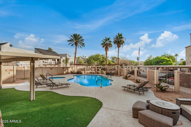 Building Photo - 920 E Devonshire Ave