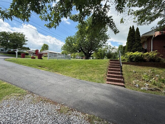 Building Photo - Beautiful 3 bedroom- North Johnson City