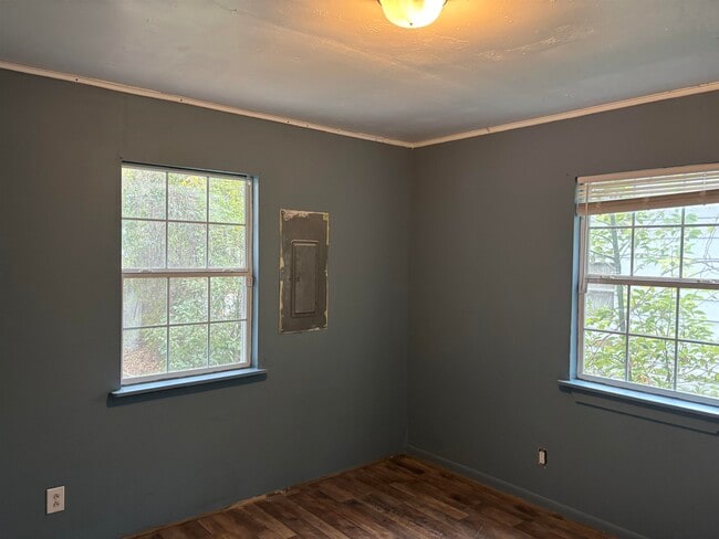 Building Photo - 2406 Country Club Dr