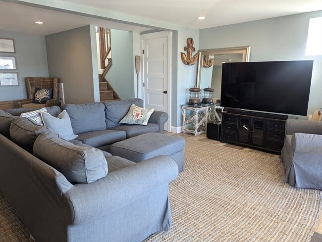 Building Photo - 37 River Rd