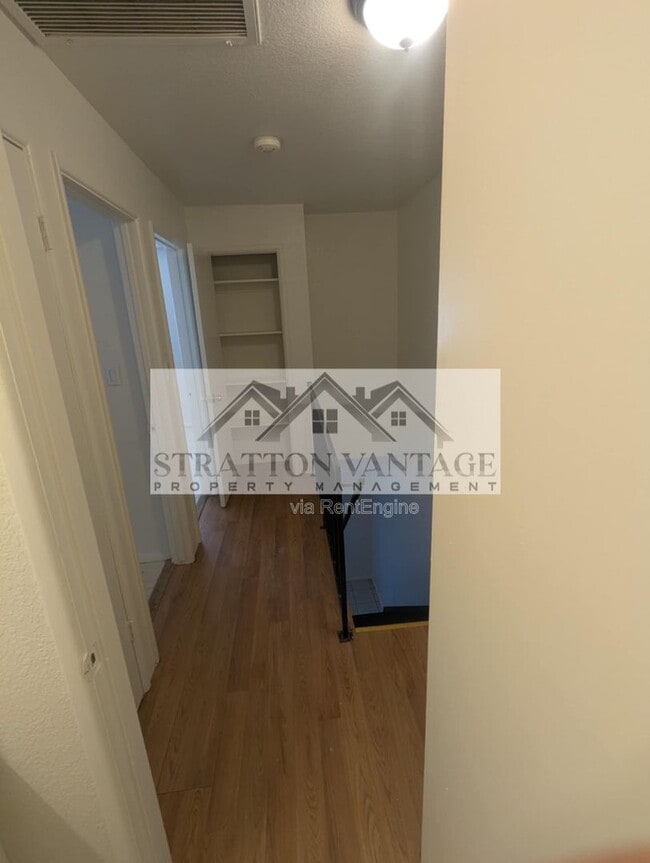 Building Photo - 545 W 16th Ave