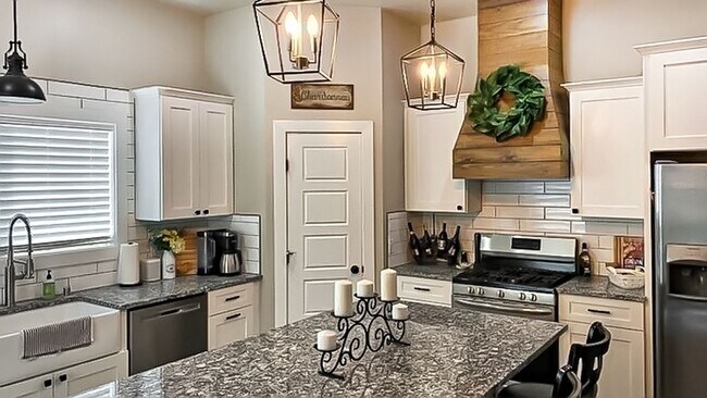 Building Photo - Charming 3 Bedroom 2 Bath Home