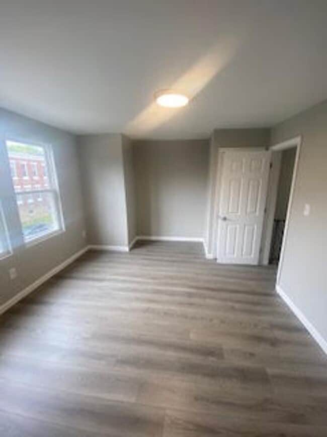 Building Photo - Large Home - Oak Lane