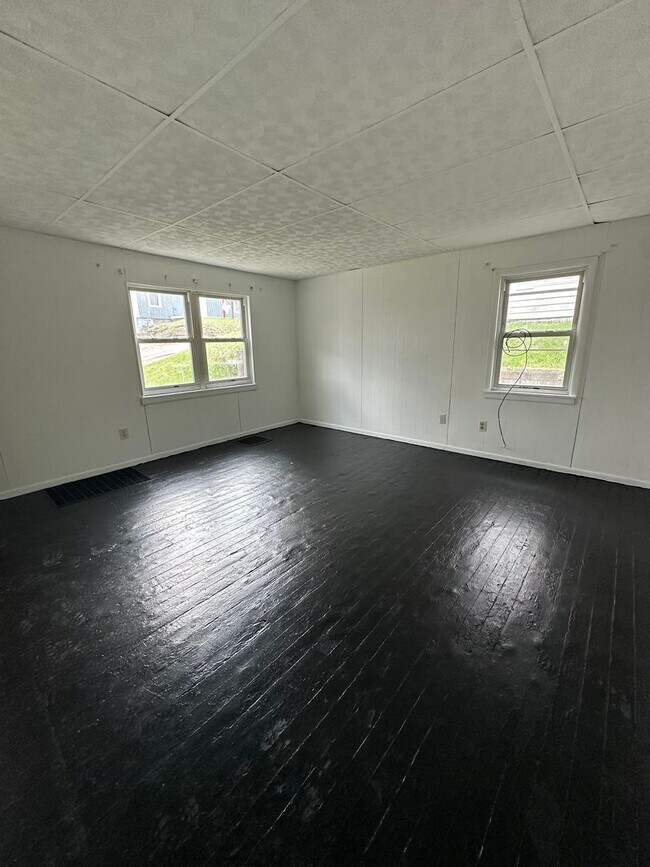 Building Photo - Three Bedroom Single Family House