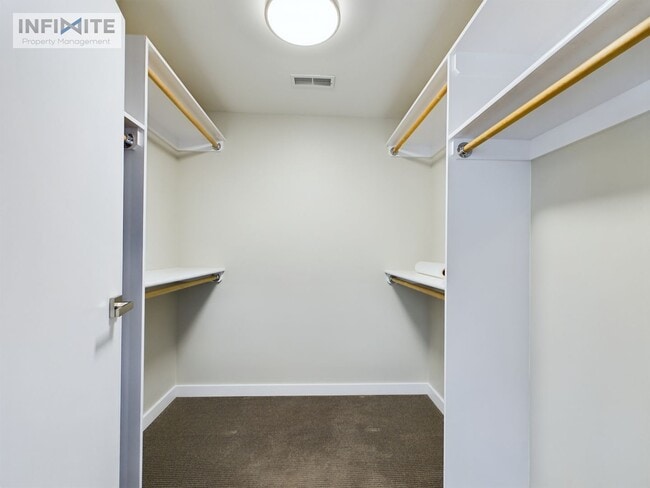 Building Photo - 3rd Floor Beauty!
