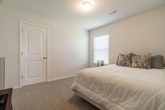 Building Photo - Like New Home LOADED w/Amenities at Lakewood S/D in Lowell!