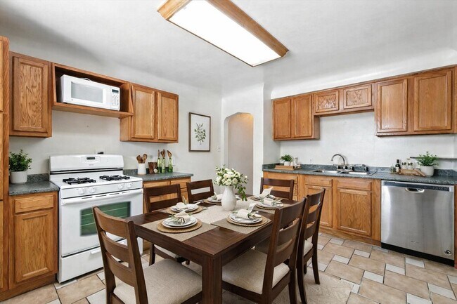 Building Photo - 1632 Columbia Dr SE