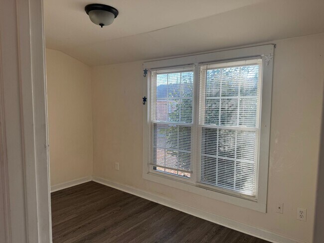 Building Photo - 9421 Peachtree St