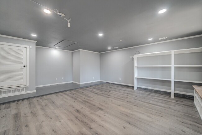 Building Photo - Spacious 3 bed 2 bath with Large Bonus Room!!