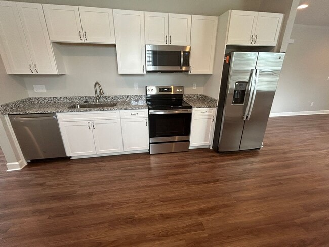Building Photo - Newly Renovated Spacious 3 Bedroom w/ Full Appliance Package