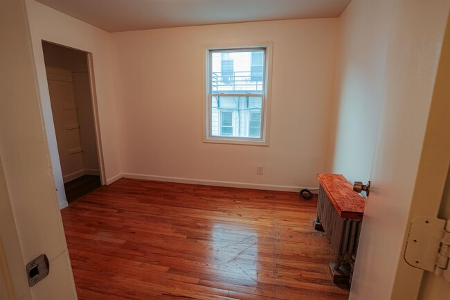 Building Photo - 66 46th St