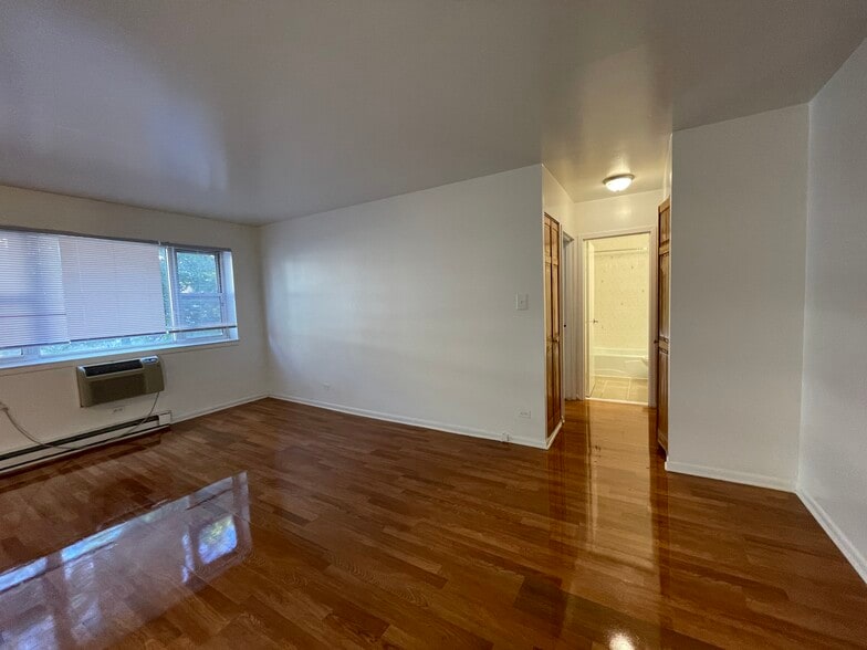 Building Photo - 5920 N Kenmore Ave