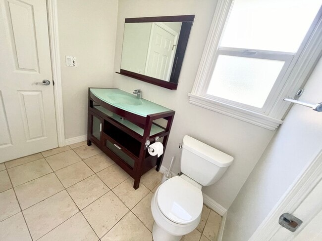 Building Photo - *** Gorgeous 4 bed 3 bath Single Family Ho...