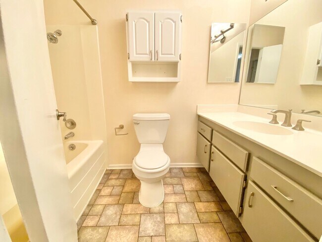 Building Photo - SPACIOUS SINGLE-STORY HOME 3 BEDROOM & 3 B...